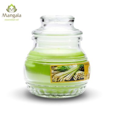 Cách làm nên thơm từ tinh dầu sả - Bạn dùng một chút sáp nóng chảy vừa rồi đổ một ít sáp vào đáy lọ thuỷ cùng cùng bấc nến. Cho tinh dầu sả vào sáp đã đun còn lại rồi khuấy đề