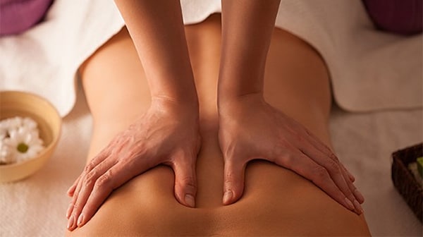 Massage bằng Tinh Dầu Tràm Gió sẽ giảm đau khi căng cơ, nhức mỏi