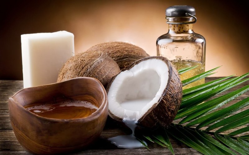 Cách làm xà phòng từ dầu dừa - Dầu dừa ép lạnh có màu trắng, mùi nhẹ và có thể được sử dụng trong nhiều mục đích khác nhau