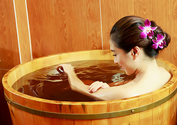 Ngâm mình trong bồn tắm nước ấm và một vài giọt Tinh Dầu Sả Java cũng là một phương pháp giúp thư giãn cơ thể