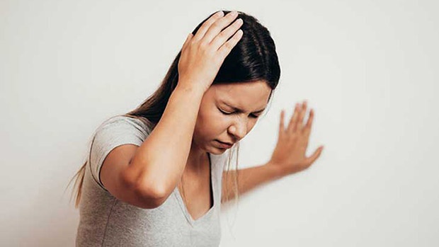 Công dụng của tinh dầu sả chanh là giúp hạn chế các triệu chứng đau đầu, chóng mặt