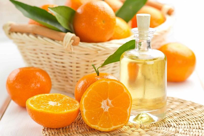 Ưu điểm của chai dầu massage body cam ngọt là hương thơm nhẹ nhàng, dễ chịu, có tác dụng thư giãn cho gân cốt, tĩnh mạnh tốt