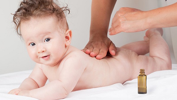 tinh dau tri nghet mui cho tre so sinh