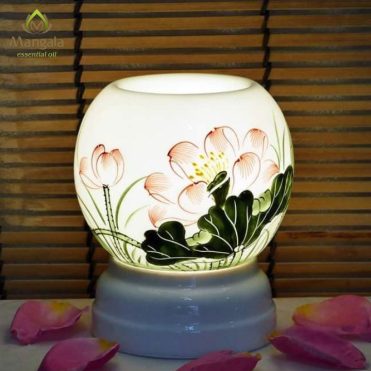 Máy xông tinh dầu là thiết bị điện tử có khả năng khuếch tán hơi nước và tinh dầu ra bên ngoài giúp tạo độ ẩm trong không khí.